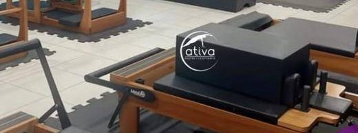 Aparelhos de pilates reformer no estúdio da Ativa